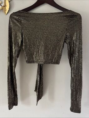 PrettyLittleThing Metallic Gold Long Sleeve Cropped Top